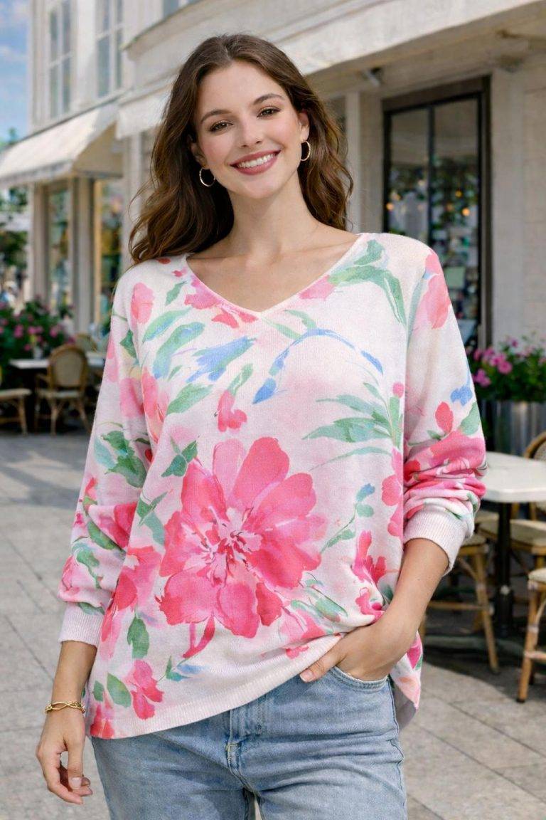 Sommerpulli Pastell: Frau trägt Pullishirt "Light Garden" mit Blumenmuster, lächelt.