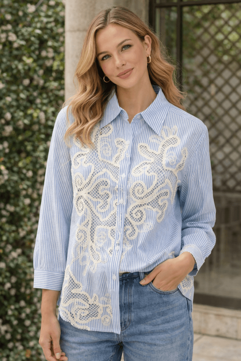Seaside Cotton Bluse: Elegante Damenbluse mit Streifenmuster und feiner Spitze, perfekt für den Sommer.