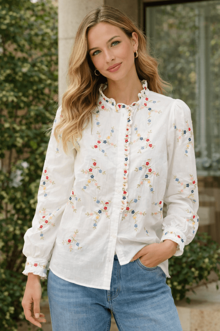 Frühlingshafte Bluse mit Blumenstickerei: Eine modische Ergänzung für Ihre Garderobe. Jetzt die "Spring Harmony" Bluse entdecken!