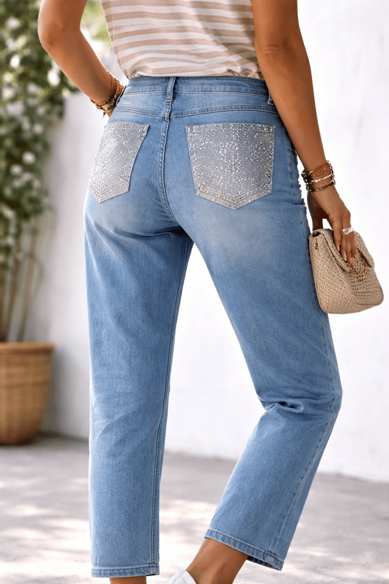 Glam Denim Jeans mit Strass-Taschen für Damen. Modische Jeans mit Glitzer-Details. Pocket Jeans.