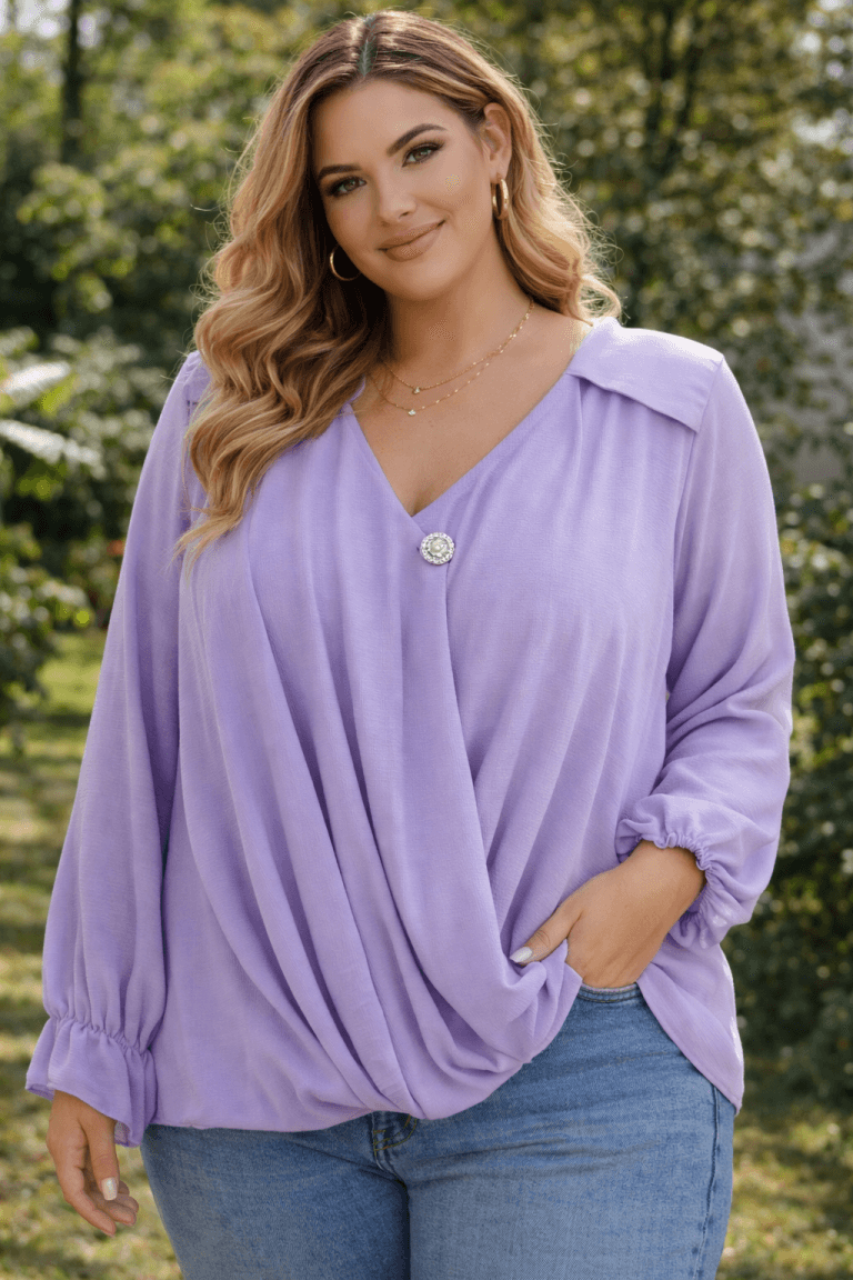 Chérie Bluse: Frau in lila Wickelbluse mit Jeans. Elegante Damenmode mit Knopfdetail. Trendige Oberteile online kaufen.