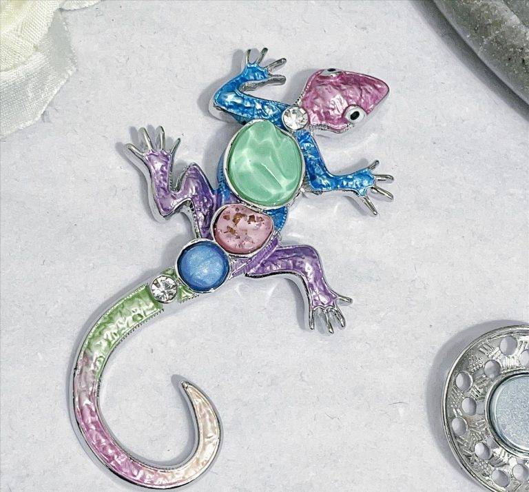 Gecko Deluxe Brosche, bunt emailliert mit Ziersteinen. Einzigartiger Schmuck für Reptilien-Liebhaber.