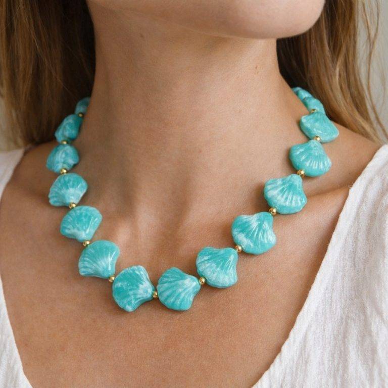 Muschelkette: Türkisfarbene Sea Shell Kette mit goldenen Akzenten. Modische Halskette für Damen.