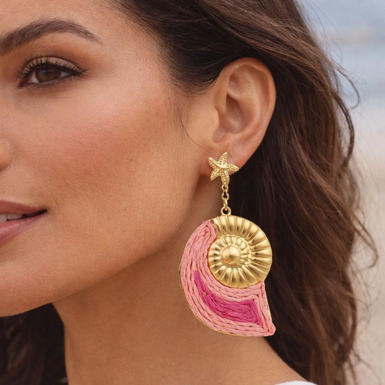 Eine Frau modelliert die Ohrstecker Sunset Reef - goldene Muscheln mit rosafarbenem Geflecht und Seesternstecker. Einzigartiger, auffälliger Stil.