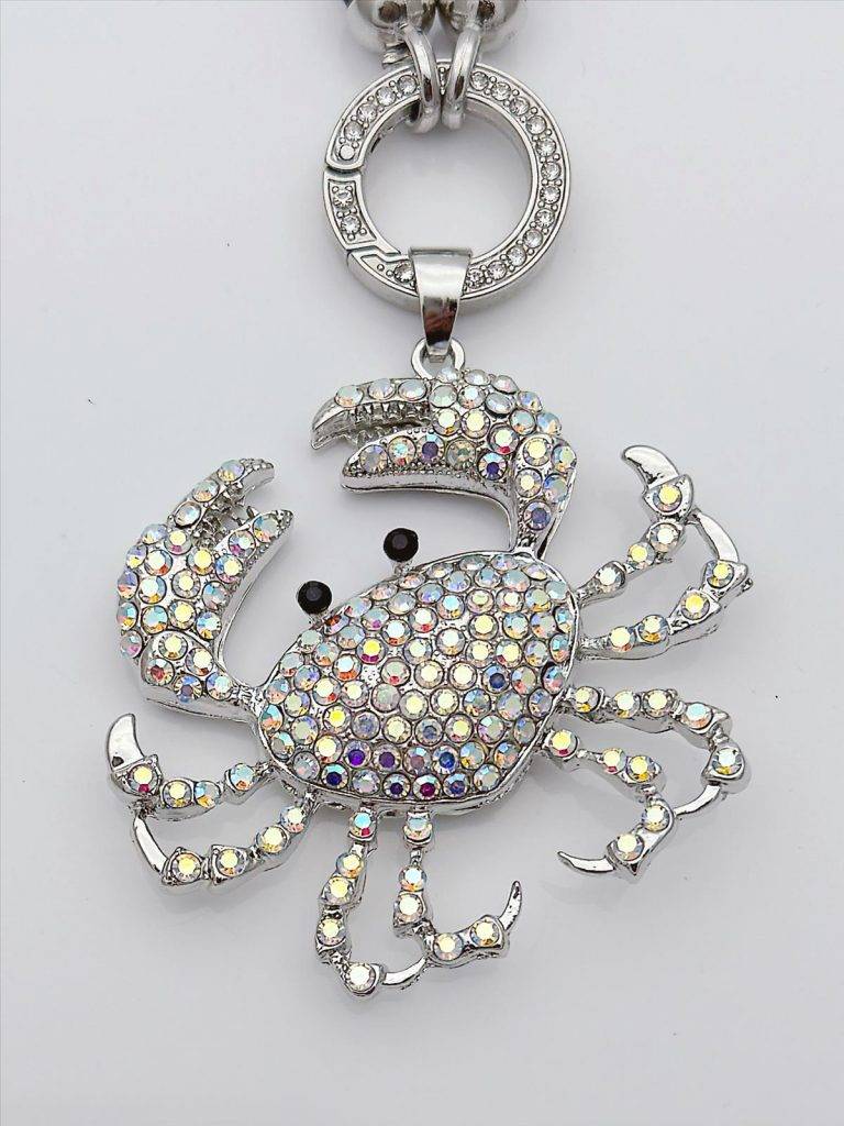 Silberner Totenkopf-Wechselanhänger mit schillernden Strasssteinen und schwarzen Perlenaugen - ein einzigartiges Schmuckstück für einen auffälligen, ausgefallenen Stil.