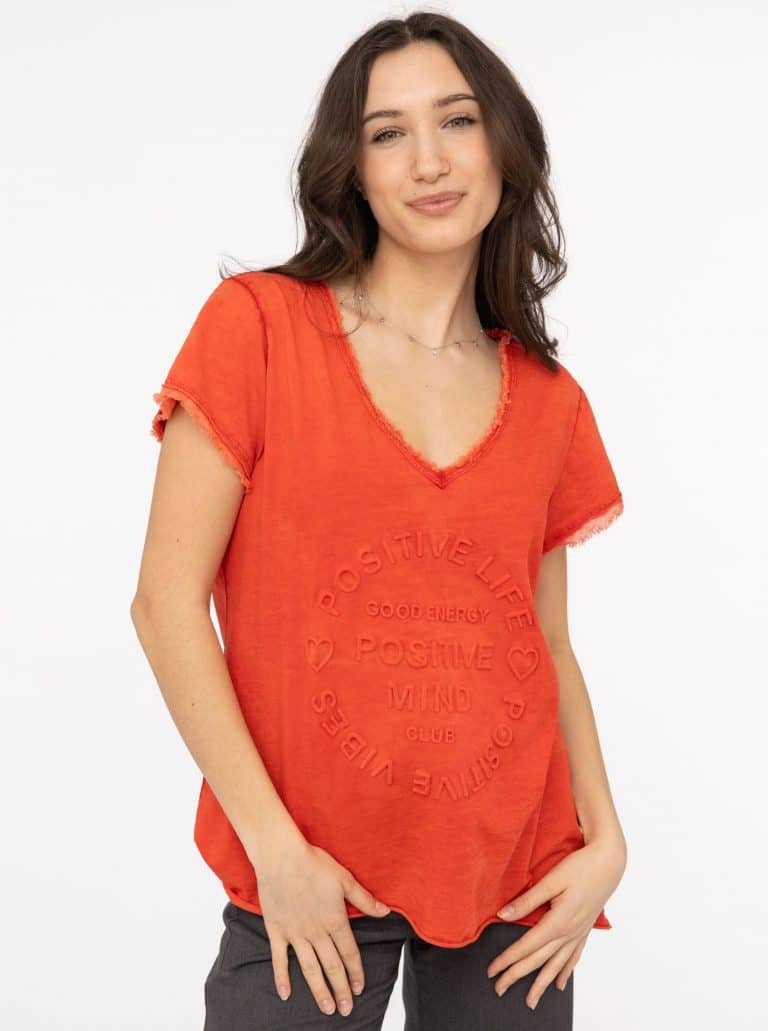 Leuchtend orangefarbenes "Positive Mind"-Shirt für Frauen mit ausgefransten Rändern, kurzen Ärmeln und geprägtem Text - ein aufmunternder Stil für den Alltag.
