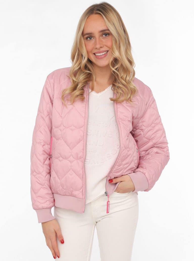 Frau modelliert Zwillingsherz Steppjacke "Be Happy" in hellrosa-leichte, kuschelige Jacke perfekt für stilvollen Komfort im Alltag.