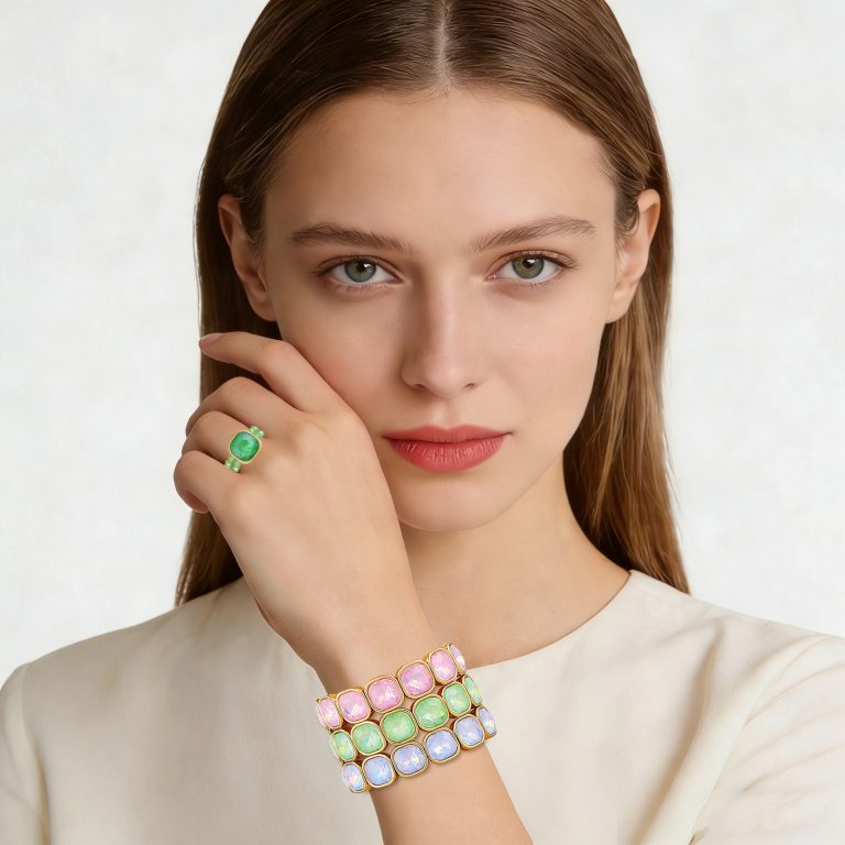 Frau mit glattem braunem Haar modelliert Crystal Frame Bracelet und hebt dessen elegantes Funkeln hervor - die perfekte Wahl für ein auffälliges Accessoire.