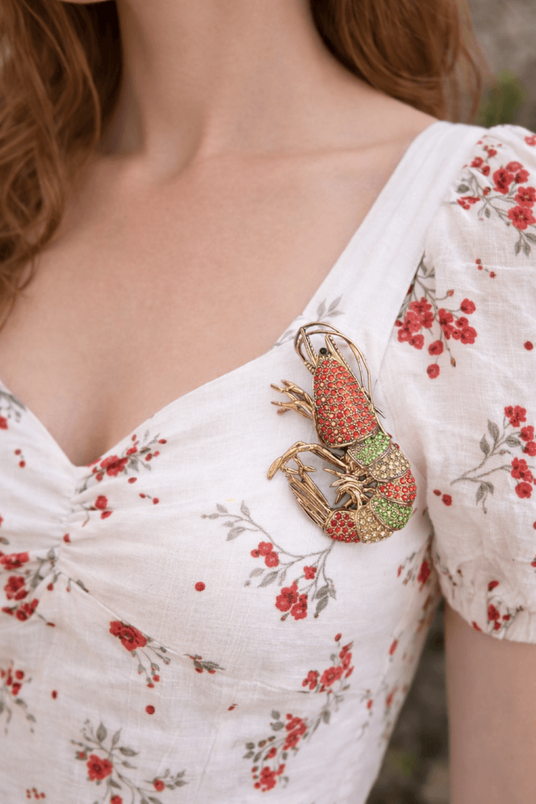 Die Turf Anstecknadel Hummerbrosche ist mit roten, grünen und goldenen Details verziert und verleiht jedem Outfit einen kühnen Stil und auffallende Eleganz.