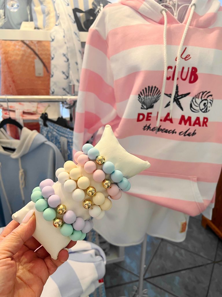 Pastellfarbenes Glow-Armband, das am Handgelenk getragen wird; stilvolles, farbenfrohes Accessoire, das einen Farbakzent setzt - perfekt für Strandclubs oder Sommeroutfits.