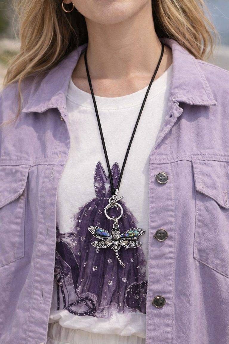 Eine stilvolle Libelle Lederband Kette verleiht dem lilafarbenen Pferde-T-Shirt und dem lilafarbenen Hemd eine kühne Eleganz - ein einzigartiges, auffälliges Accessoire-Upgrade.