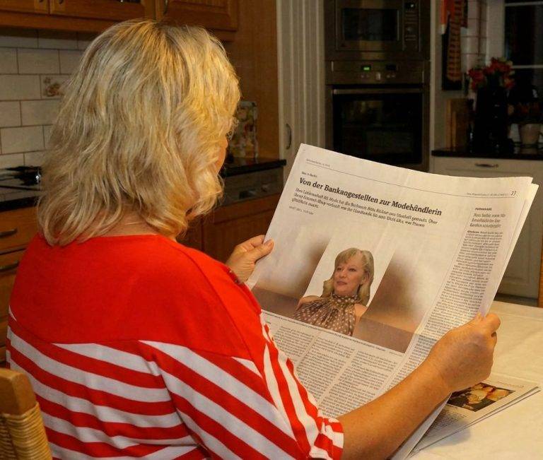 Brita Richter liest Berliner Morgenpost Zeitung. Frau mit Zeitung in Küche. Artikel über Brita Richter.