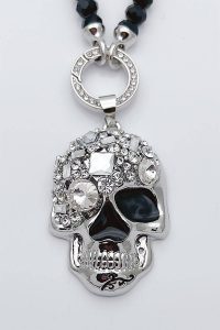 Shoppen Sie den Skull Wechsel Anhänger: silberner Totenkopf-Anhänger, funkelnde Strasssteine, auffällige schwarze Emaille, Perlenkette - der perfekte edgy Style.