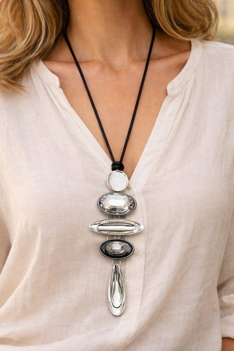 Venezia Crystal Kette auf Modell, mit vier großen metallischen schwarzen ovalen Anhängern, lange Kordel; verleiht jedem Outfit Eleganz.