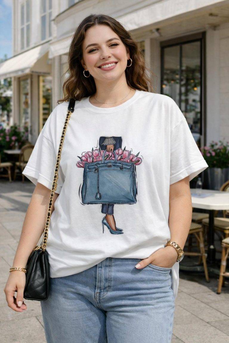 Blau Tasche Shirt: Frau trägt ein weißes T-Shirt mit einer blauen Tasche und Blumen Grafik, Jeans und eine schwarze Tasche.