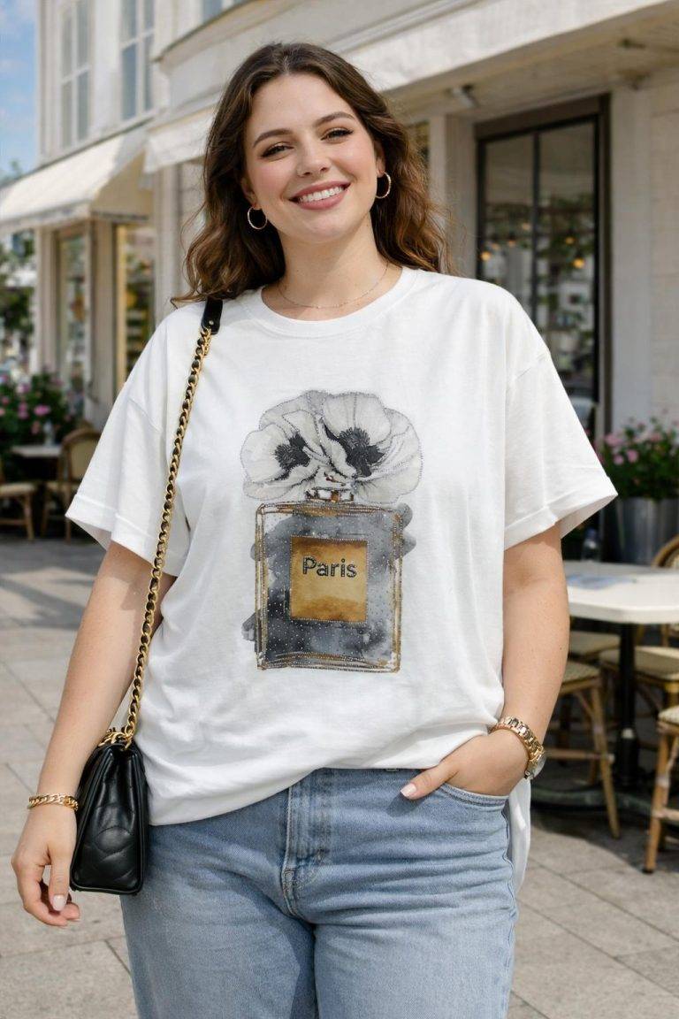 Paris Prestige Shirt: Frau mit T-Shirt mit Paris Parfumflakon Motiv. Gold Akzente. Modisches Outfit.