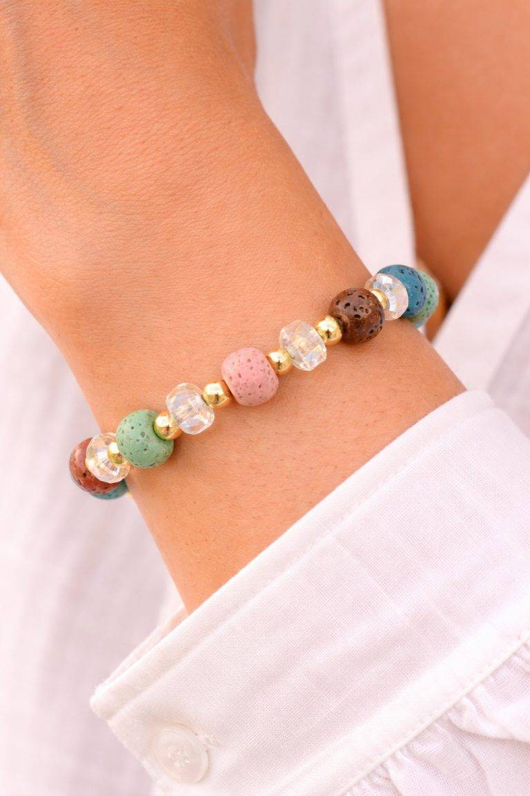 Armband im Steinstil mit bunten Perlen, klaren, facettierten Akzenten und goldenen Abstandshaltern; das einzigartige Design verleiht jedem Outfit Eleganz.