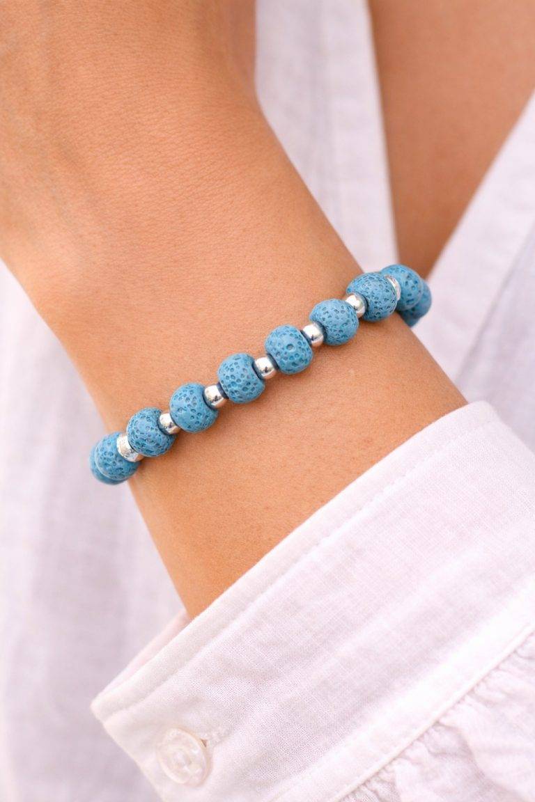 Nahaufnahme des Türkis-Armbandes "Stone Style" - lebhafte blaue Perlen, silberne Abstandshalter; ein stilvolles Accessoire für den Alltag, elegant und vielseitig.