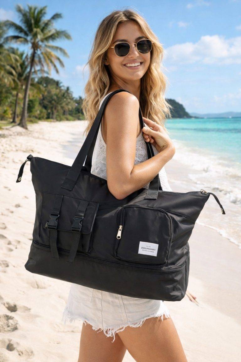 XXL Weekender "Zwillingsherz": Frau mit schwarzer Reisetasche am Strand. Ideal als Weekender, Sporttasche oder für den Urlaub.