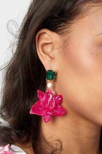 Grüner Ohrring mit rosa Blume