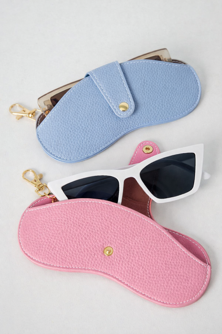 Rosa und blaues Clip-on Sonnenbrillenetui mit Druckknöpfen und goldenen Clips zur einfachen Befestigung, passend für Sonnenbrillen zum sicheren Reisen.