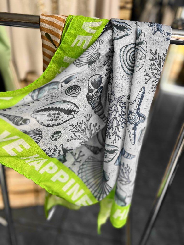 Love Happiness Schal mit schwarz-weißem, vom Meer inspiriertem Druck, leuchtend grüner Bordüre und einzigartigem Design - bringt Freude, Stil und Vielseitigkeit in Ihre Outfits.
