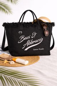 Die schwarze Tasche "Summer Paradise" von Baci Abbracci ist eine stylische, geräumige Strandtasche, die perfekt für die Sommerutensilien und die ultimative Urlaubsstimmung ist.