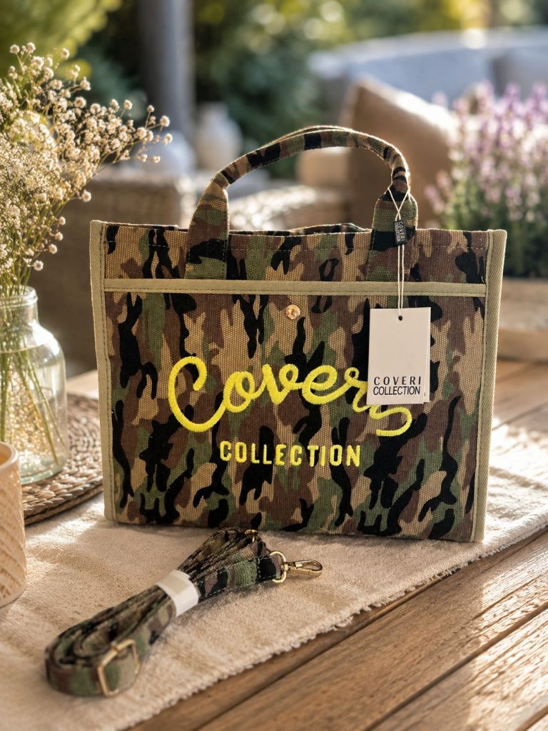 Coveri Collection camouflage Tasche mit auffälligem gelben Logo, abnehmbarem Riemen und Anhänger - eine stilvolle, vielseitige Tasche für den täglichen Gebrauch.