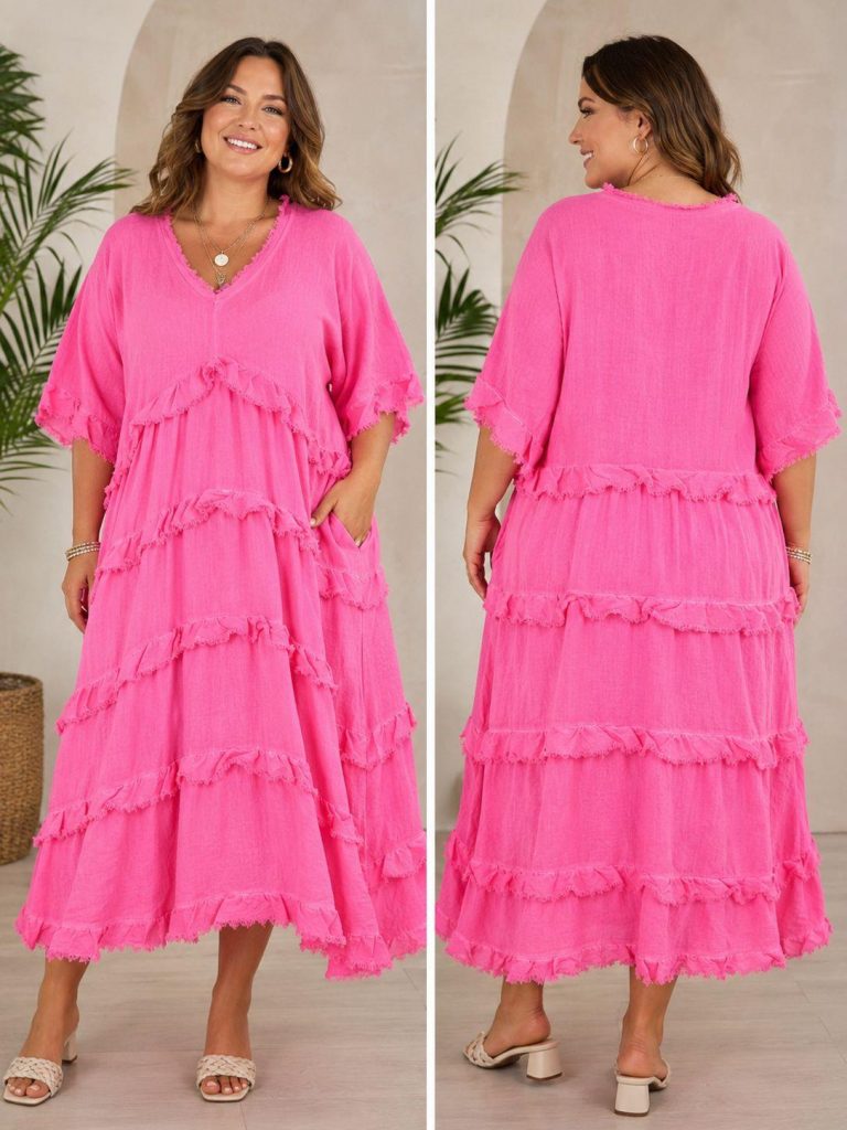 Vorder- und Rückenansicht einer Frau in einem locker sitzenden, hellrosa Maxikleid "Boho Fransen" XL mit kurzen Ärmeln und Rüschen im Boho-Stil.