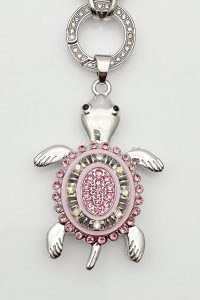 Holen Sie sich den silbernen Mister Frack Anhänger (Kopie) in Schildkrötenform – mit funkelndem rosa-silbernem Strass-Panzer, ein elegantes Geschenkaccessoire.