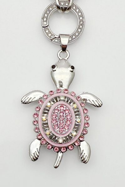 Holen Sie sich den silbernen Mister Frack Anhänger (Kopie) in Schildkrötenform – mit funkelndem rosa-silbernem Strass-Panzer, ein elegantes Geschenkaccessoire.