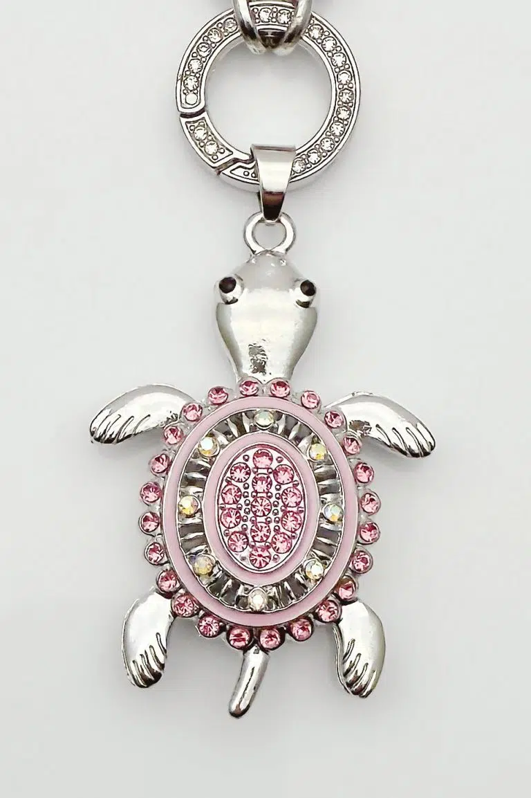 Holen Sie sich den silbernen Mister Frack Anhänger (Kopie) in Schildkrötenform – mit funkelndem rosa-silbernem Strass-Panzer, ein elegantes Geschenkaccessoire.