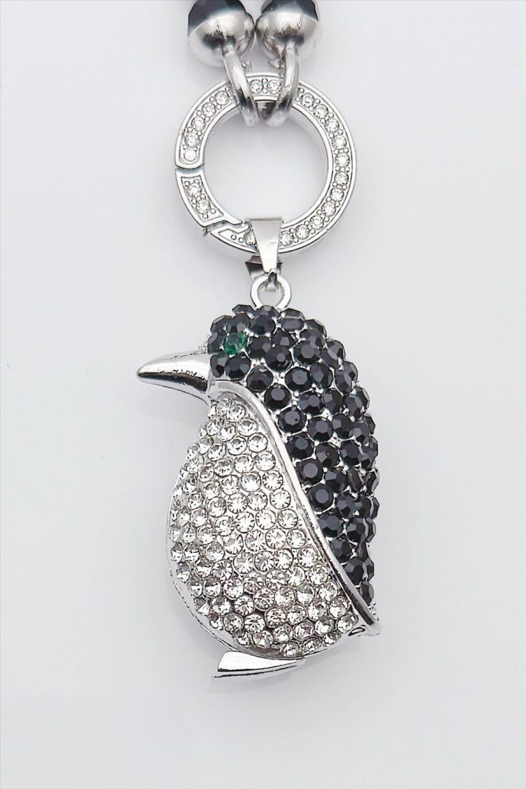 Stilvoller Anhänger in Pinguin-Form mit Strasssteinen an einem silbernen Ring, ideal zum Kombinieren mit anderen Halsketten und passend zum „Pfoten“-Anhänger. Tolle Geschenkidee.