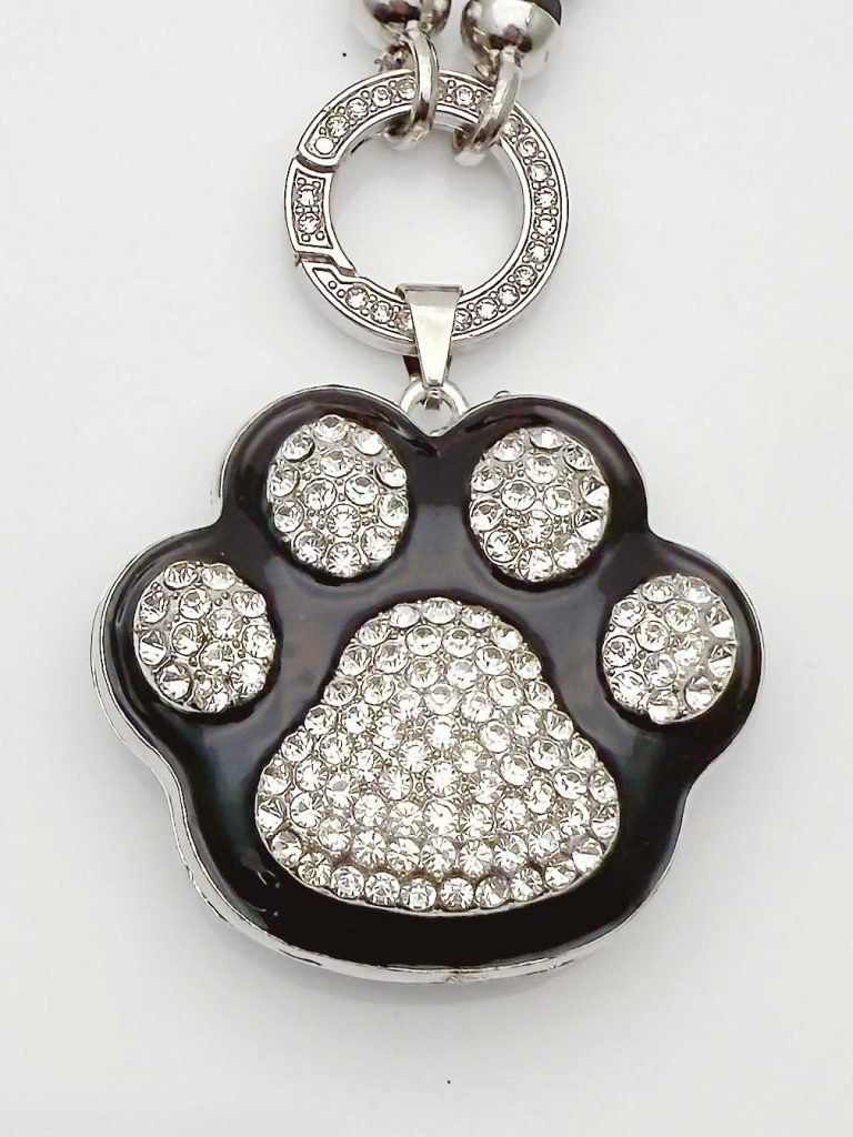 Mickey's Key Anhänger-Nachbildung: Anhänger in Form eines Pfotenabdrucks, schwarzer Rand, funkelnde Strasssteine, Perlenkette – ein stilvolles Geschenk für Tierfreunde.