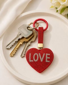 Roter, herzförmiger Schlüssel- und Taschenanhänger „Love“ mit „LOVE“-Aufdruck; stilvoller, strapazierfähiger Anhänger für Schlüssel, ein liebevolles Geschenk.