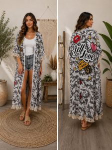 Langer grauer Camouflage-Kimono mit Fransenbesatz, auffälliger Grafik und dem Text "Self Love You Are Free" - die perfekte Boho-Sommerschicht.