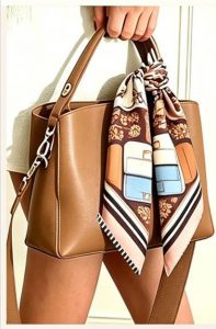 Braune Handtasche mit Seidenschal