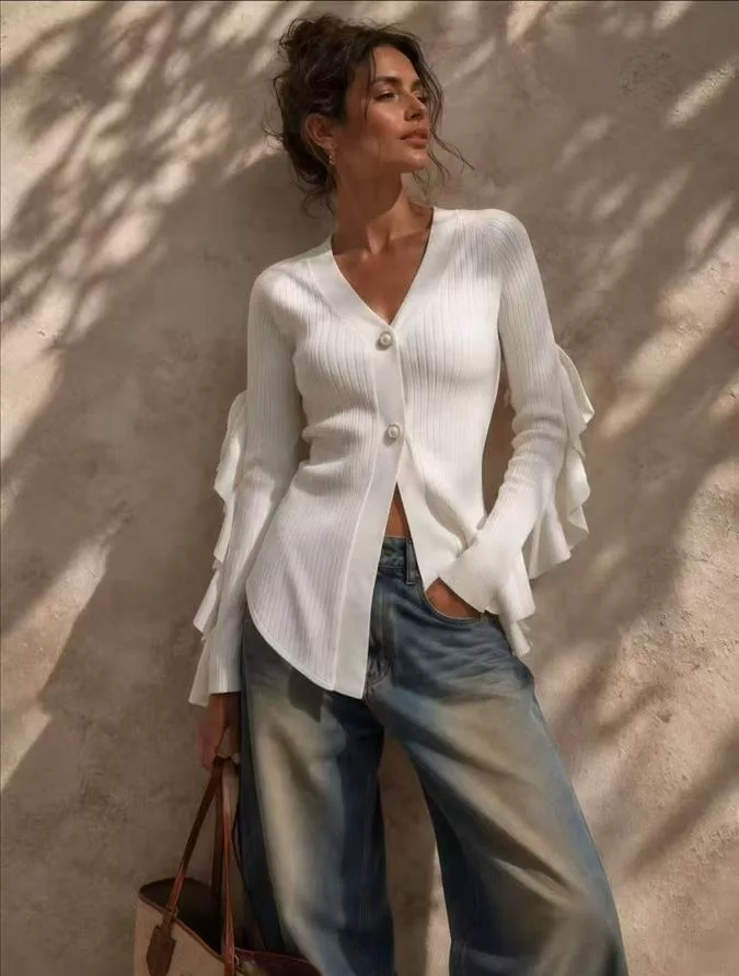 Frauen-Outfit mit weißer Bluse und Jeans