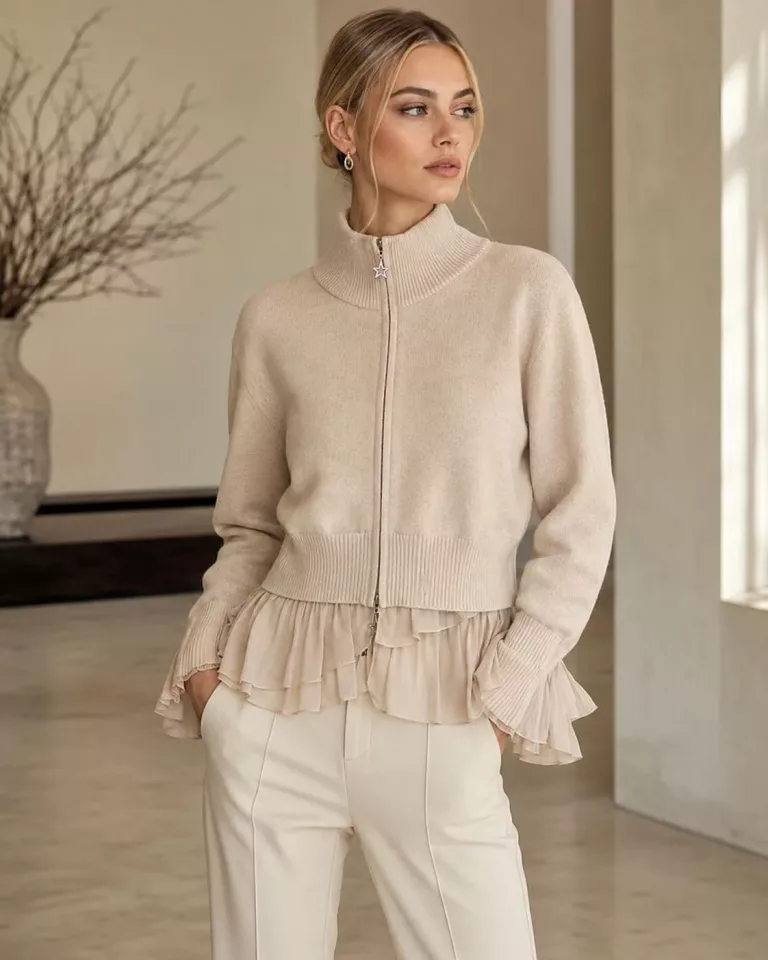 Beiger Strickjacke mit Rüschen