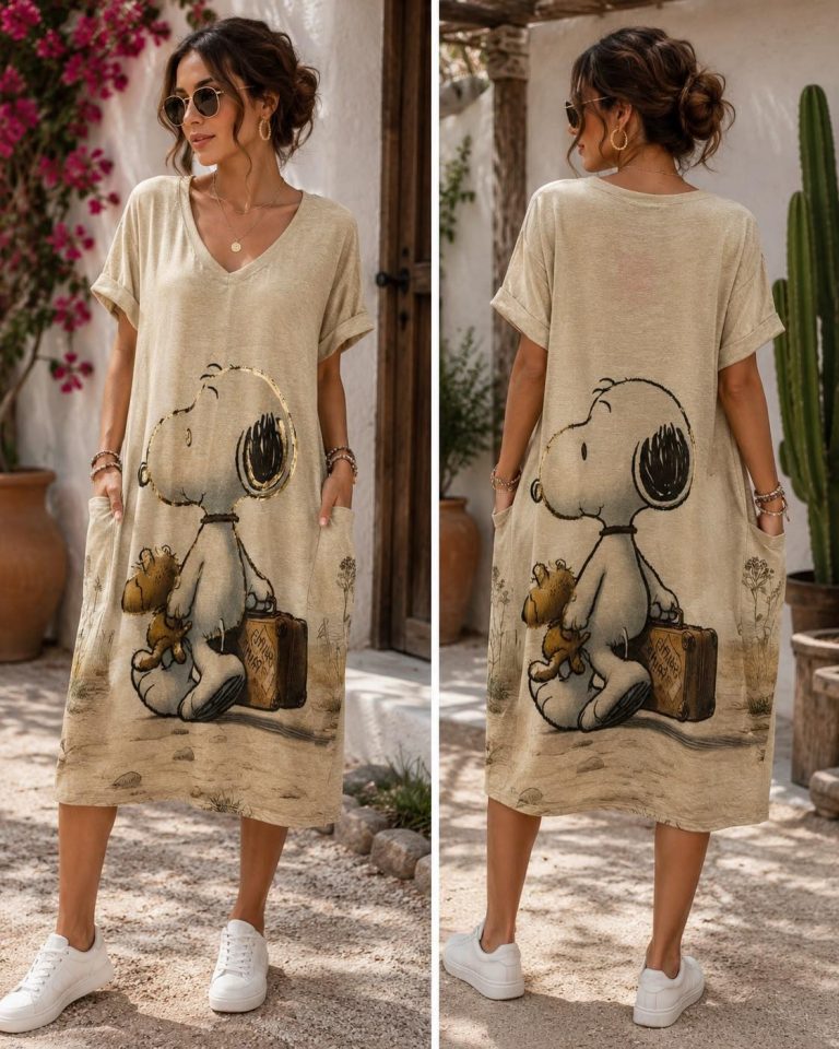 Eine Frau präsentiert das Kleid „Travel Friends“, ein bequemes beiges Kleid mit Snoopy- und Woodstock-Aufdruck, kurzen Ärmeln und Taschen. Abgebildet sind die Vorder- und Rückansicht.