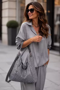 Home - Modeshop Frau mit paillettenbesetzter Tasche