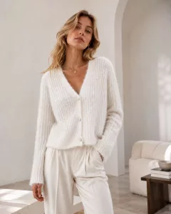 Home - Modeshop Weiße Strickjacke mit Goldschließe