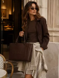Home - Modeshop Frau mit brauner Tasche