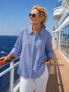 Frau auf Kreuzfahrtschiffdeck