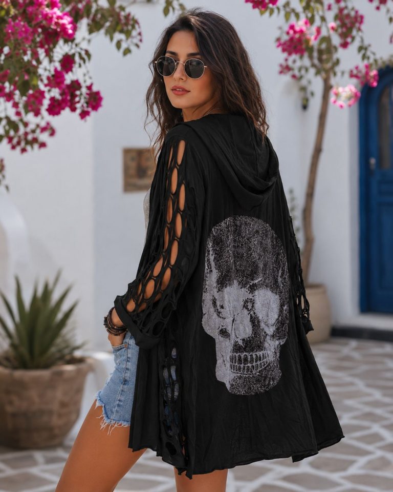 Schwarzes Überkleid mit Kapuze und Totenkopf-Print, leicht und stilvoll, ideal für den Sommer zum Kombinieren; draußen zu Jeansshorts getragen.