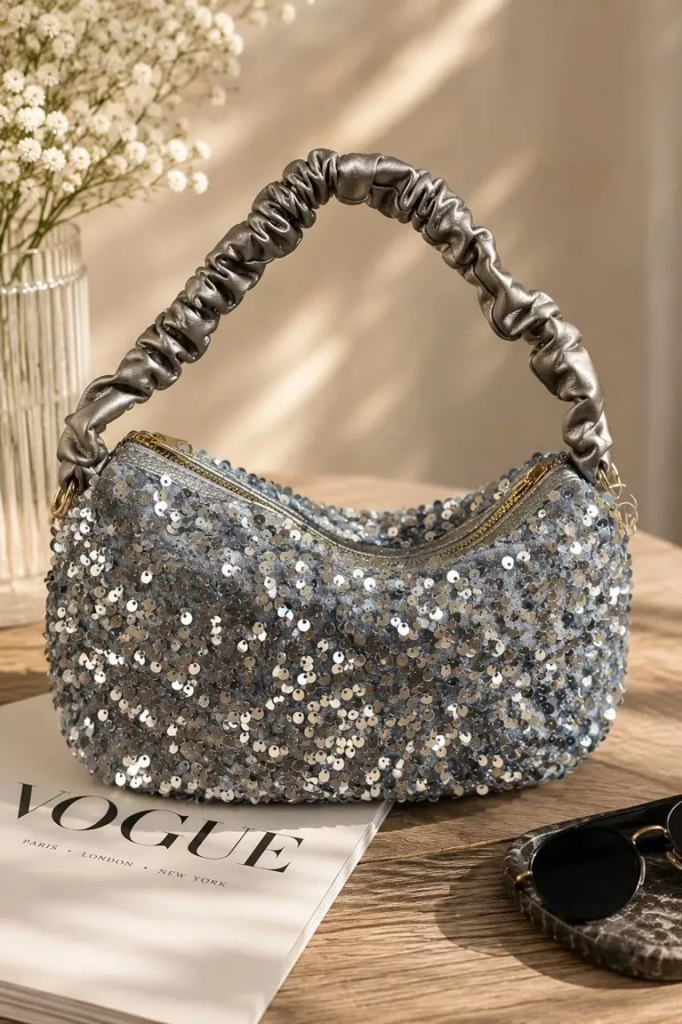 Glitzernde Tasche mit Raffung