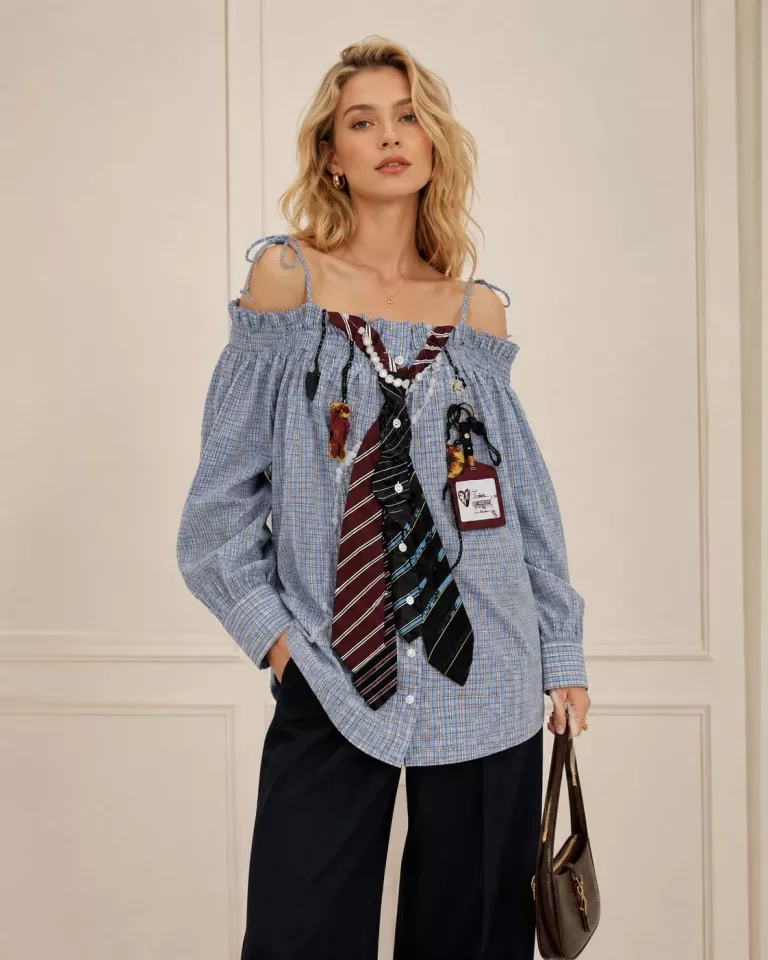 Bluse mit Krawatten-Applikation