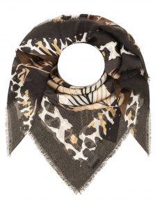 Der quadratische Schal „Leopard“ von Viereck Druck sorgt mit seinem zarten Leopardenmuster, der vielseitigen Dreiecksfaltung und den schicken ausgefransten Kanten für stilvolles Flair.