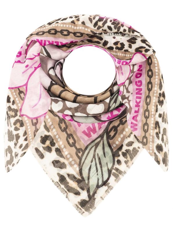 Verleihen Sie Ihrem Look das gewisse Etwas mit dem quadratischen Tuch „Wild Side of Life“: Animal-Print, Kettenakzente, auffälliger pinkfarbener Schriftzug und Blumenmuster sorgen für einen unverwechselbaren Stil.