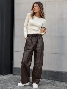 Braune Lederhose mit weißem Oberteil